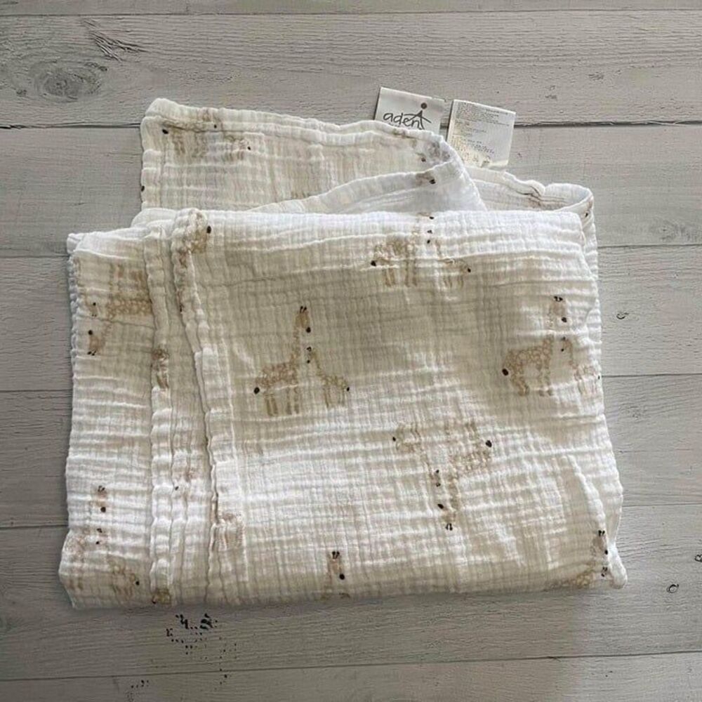 Aden‎ & Anais muslin swaddle blanket, giraffes